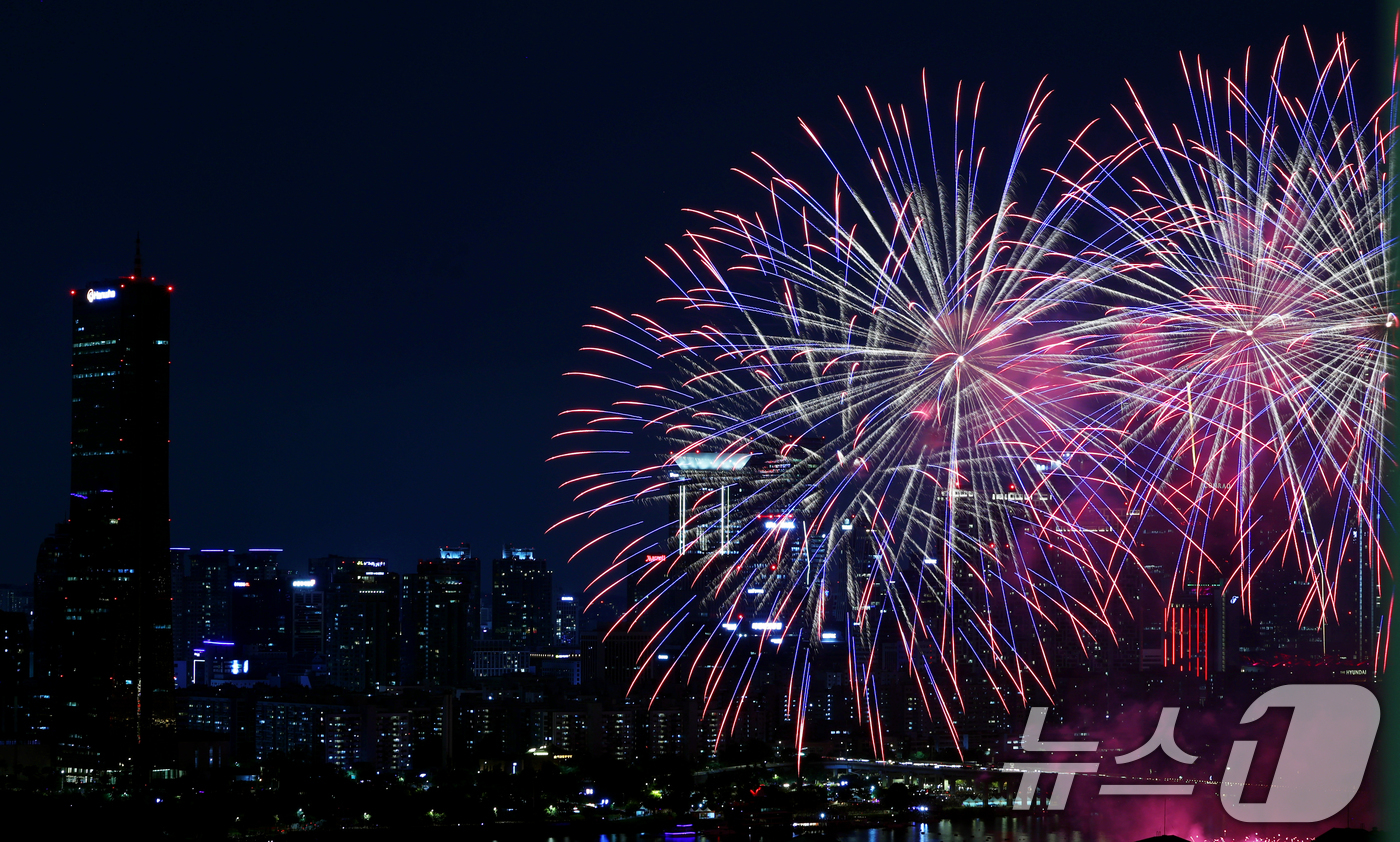 (서울=뉴스1) 황기선 기자 = 27일 오후 서울 여의도 한강공원 일대에서 열린 '2025 서울세계불꽃축제'에서 화려한 불꽃이 밤하늘을 수놓고 있다. 2025.9.27/뉴스1