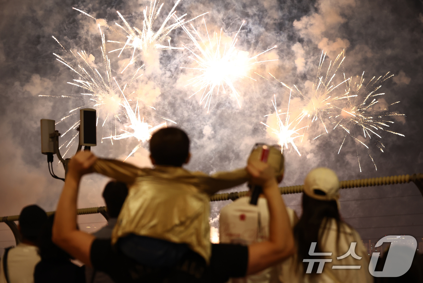 (서울=뉴스1) 김민지 기자 = 27일 서울 여의도 한강공원 일대에서 열린 '2025 서울세계불꽃축제'에서 시민들이 화려한 불꽃쇼를 보고 있다. 2025.9.27/뉴스1