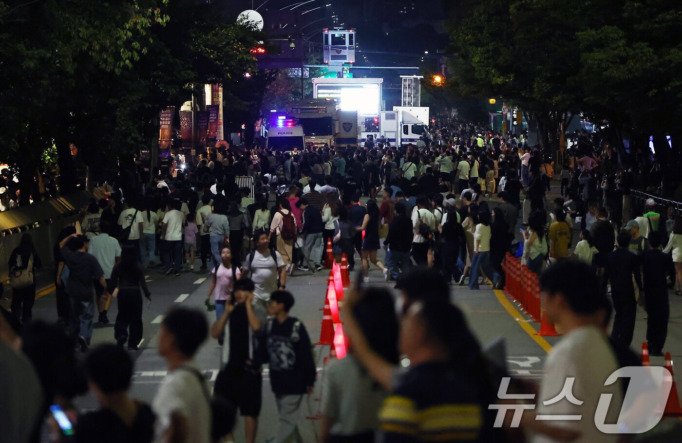 본문 이미지 - 27일 서울 여의도 한강공원 일대에서 열린 '2025 서울세계불꽃축제'가 시민들로 붐비고 있다. 2025.9.27/뉴스1 ⓒ News1 김민지 기자