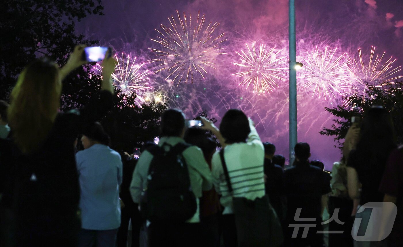 본문 이미지 - 27일 서울 여의도 한강공원 일대에서 열린 '2025 서울세계불꽃축제'에서 시민들이 화려한 불꽃쇼를 보고 있다. 2025.9.27/뉴스1 ⓒ News1 김민지 기자