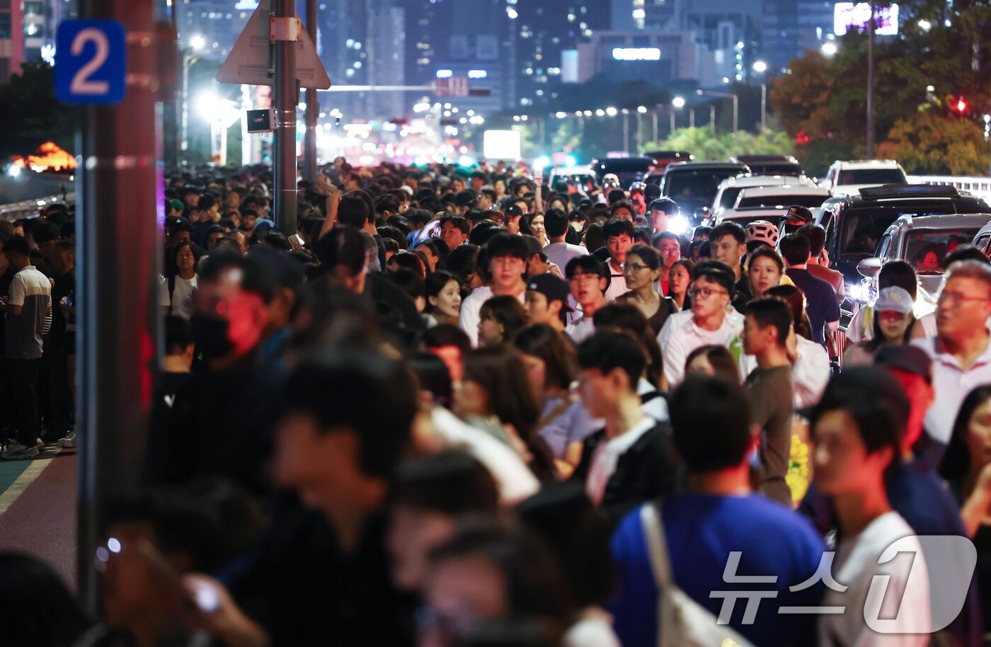본문 이미지 - 27일 서울 여의도 마포대교 인근이 '2025 서울세계불꽃축제'를 보러 온 시민들로 붐비고 있다. 2025.9.27/뉴스1 ⓒ News1 김민지 기자