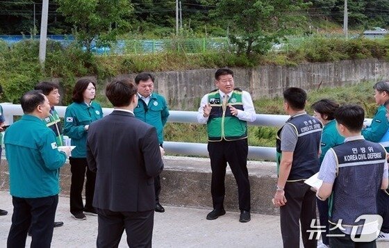 본문 이미지 - 강원 태백시의 생활용수 가뭄 현황이 &#39;관심&#39; 단계에서 &#39;심각&#39; 단계로 격상된 가운데, 이상호 태백시장을 비롯한 시 관계자들이 최근 삼척시 광동댐을 찾아 현장을 점검하고 대책 마련에 나섰다. &#40;재판매 및 DB금지&#41; /뉴스1