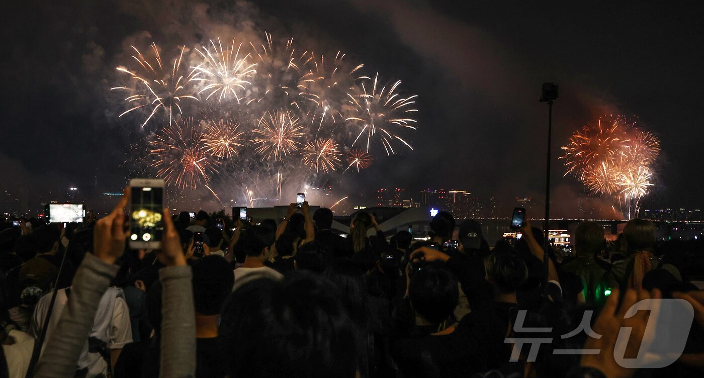 본문 이미지 - 27일 서울 여의도 한강공원 일대에서 열린 '2025 서울세계불꽃축제'에서 시민들이 화려한 불꽃쇼를 보고 있다. 2025.9.27/뉴스1 ⓒ News1 김민지 기자