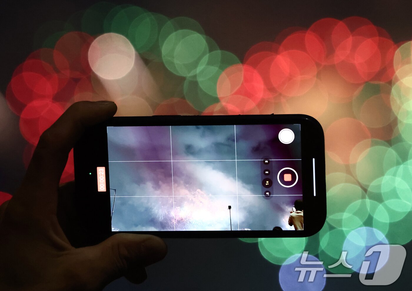 본문 이미지 - 27일 서울 여의도 한강공원 일대에서 열린 &#39;2025 서울세계불꽃축제&#39;에서 시민들이 화려한 불꽃쇼를 보고 있다. 2025.9.27/뉴스1 ⓒ News1 김민지 기자