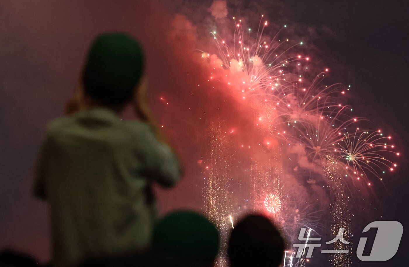 본문 이미지 - 27일 서울 여의도 마포대교에서 시민들이 '2025 서울세계불꽃축제'를 보고 있다. 2025.9.27/뉴스1 ⓒ News1 김민지 기자