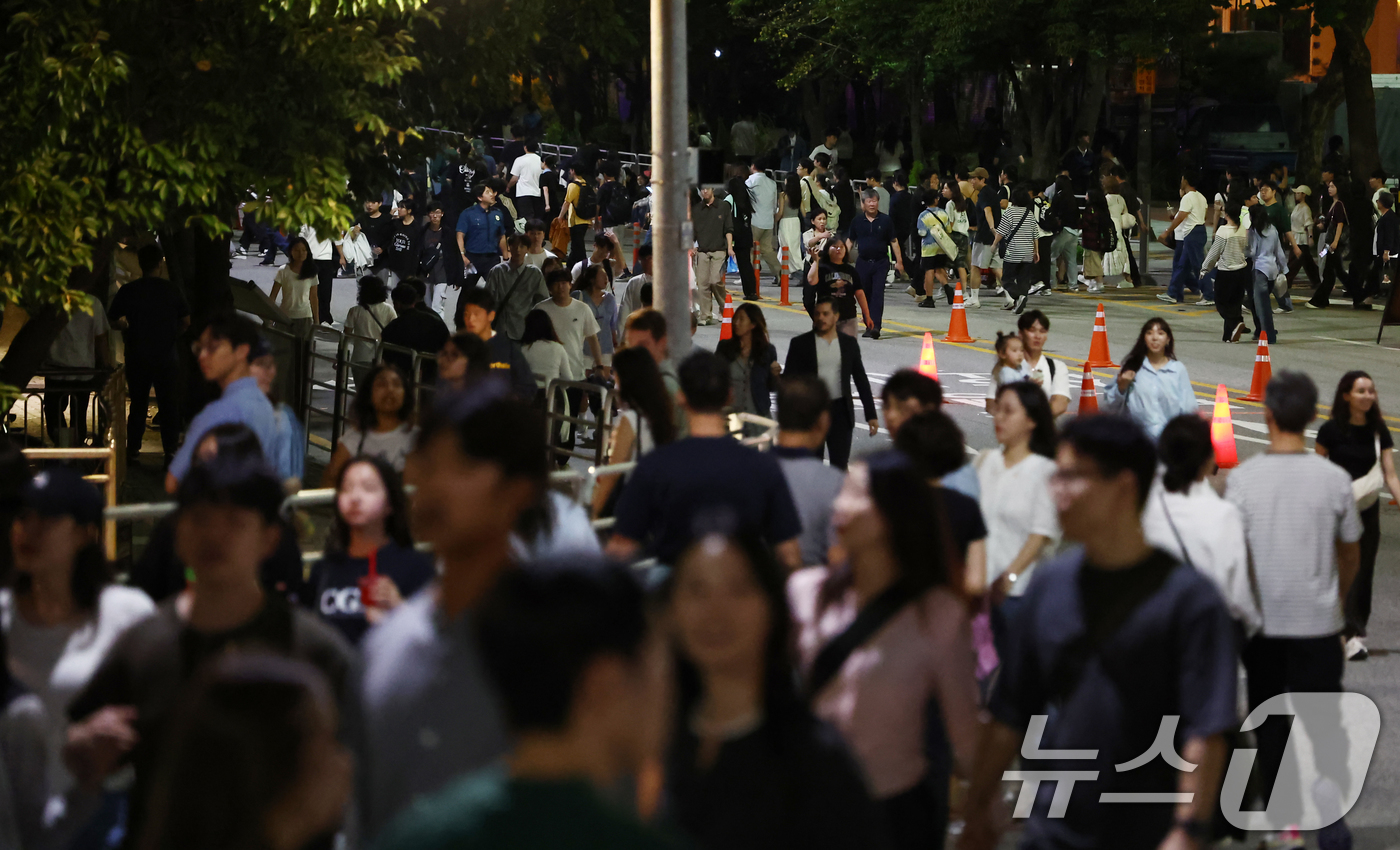 (서울=뉴스1) 김민지 기자 = 27일 서울 여의도 한강공원 일대에서 열린 '2025 서울세계불꽃축제'에서 시민들이 발걸음을 옮기고 있다. 2025.9.27/뉴스1