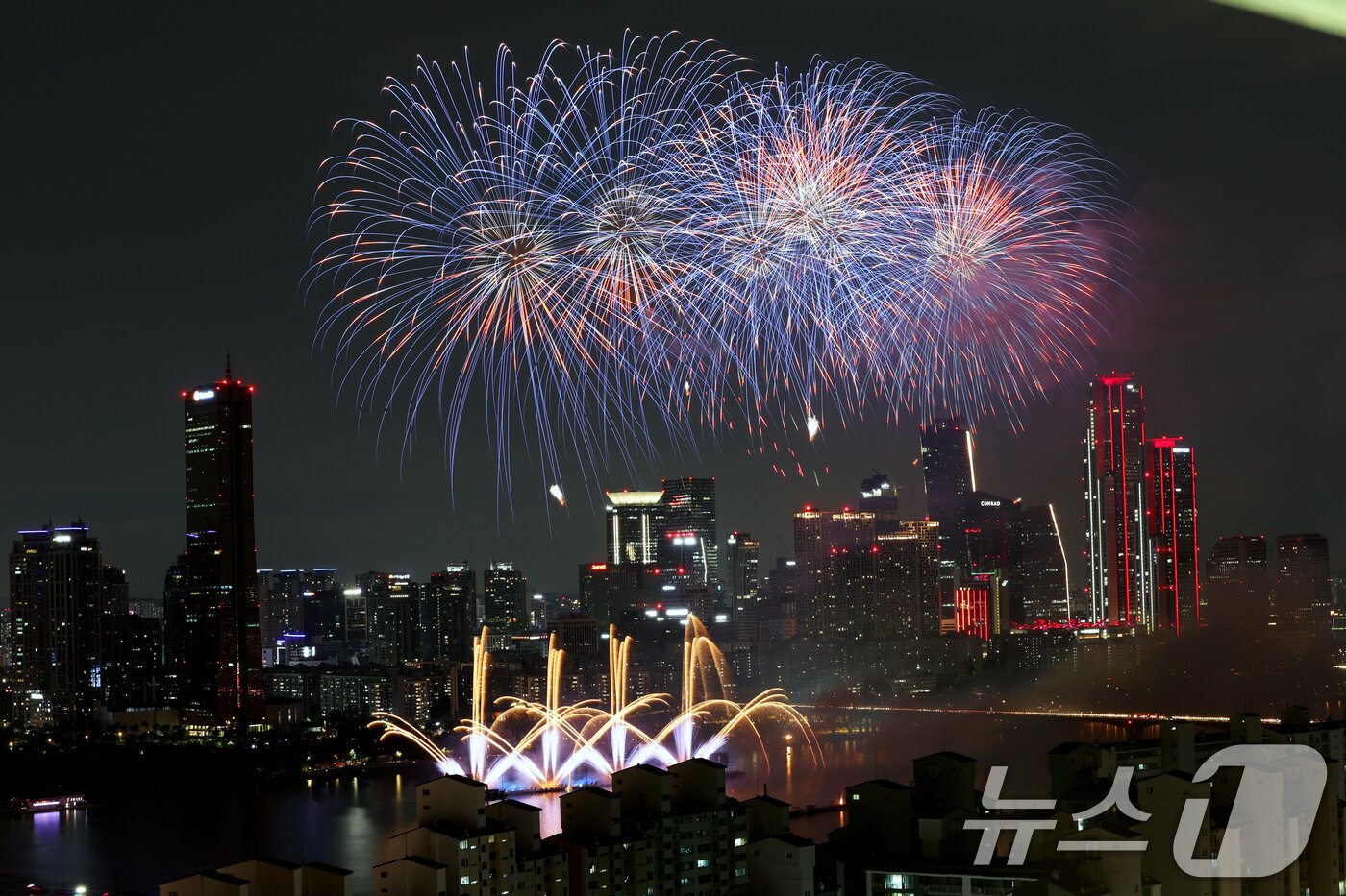 본문 이미지 - 27일 오후 서울 여의도 한강공원 일대에서 열린 '2025 서울세계불꽃축제'에서 화려한 불꽃이 밤하늘을 수놓고 있다. 2025.9.27/뉴스1 ⓒ News1 황기선 기자
