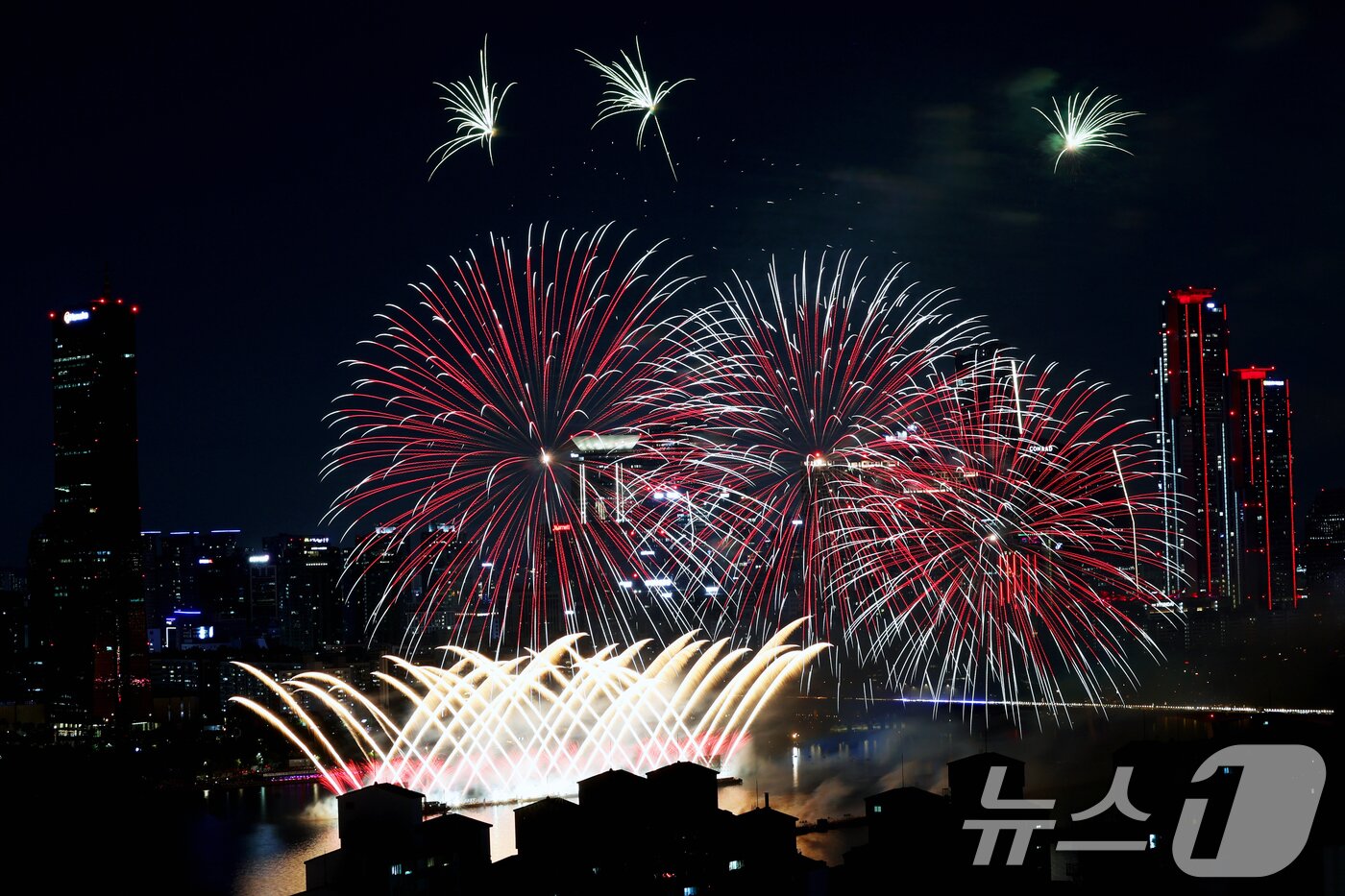 본문 이미지 - 27일 오후 서울 여의도 한강공원 일대에서 열린 '2025 서울세계불꽃축제'에서 화려한 불꽃이 밤하늘을 수놓고 있다. 2025.9.27/뉴스1 ⓒ News1 황기선 기자