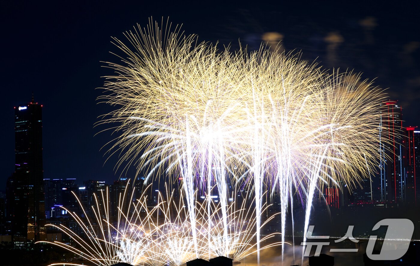 본문 이미지 - 27일 오후 서울 여의도 한강공원 일대에서 열린 '2025 서울세계불꽃축제'에서 화려한 불꽃이 밤하늘을 수놓고 있다. 2025.9.27/뉴스1 ⓒ News1 황기선 기자