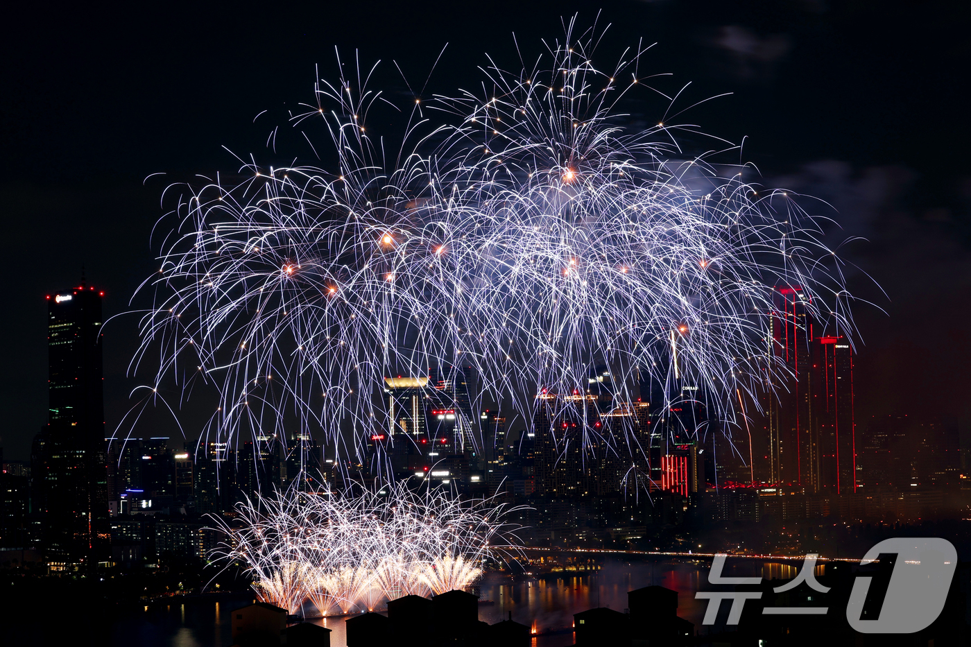 (서울=뉴스1) 황기선 기자 = 27일 오후 서울 여의도 한강공원 일대에서 열린 '2025 서울세계불꽃축제'에서 화려한 불꽃이 밤하늘을 수놓고 있다. 2025.9.27/뉴스1