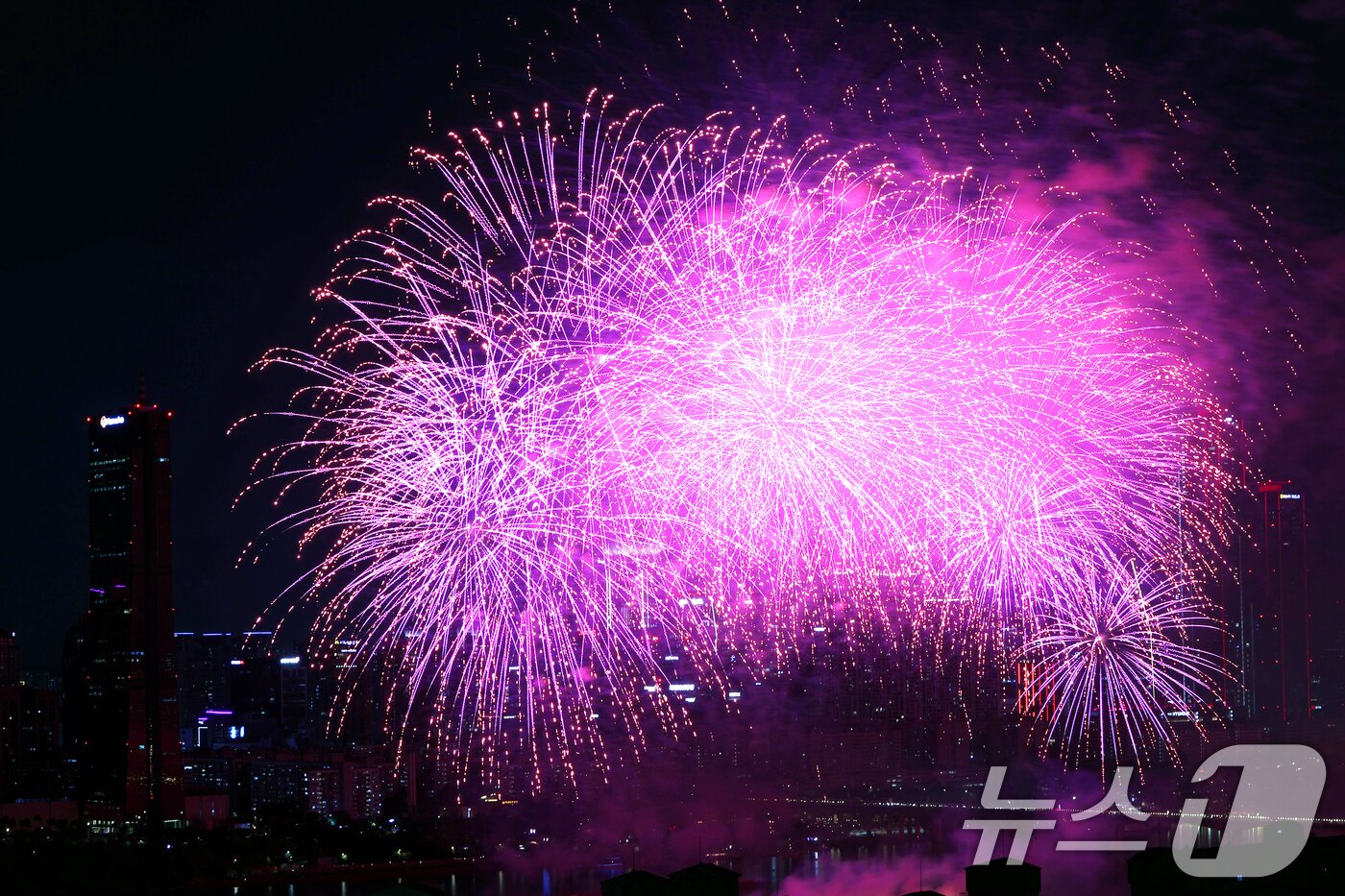 본문 이미지 - 27일 오후 서울 여의도 한강공원 일대에서 열린 '2025 서울세계불꽃축제'에서 화려한 불꽃이 밤하늘을 수놓고 있다. 2025.9.27/뉴스1 ⓒ News1 황기선 기자