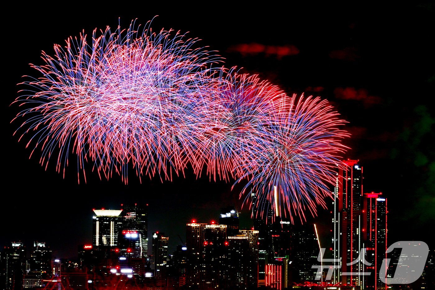 (서울=뉴스1) 황기선 기자 = 27일 오후 서울 여의도 한강공원 일대에서 열린 '2025 서울세계불꽃축제'에서 화려한 불꽃이 밤하늘을 수놓고 있다. 2025.9.27/뉴스1