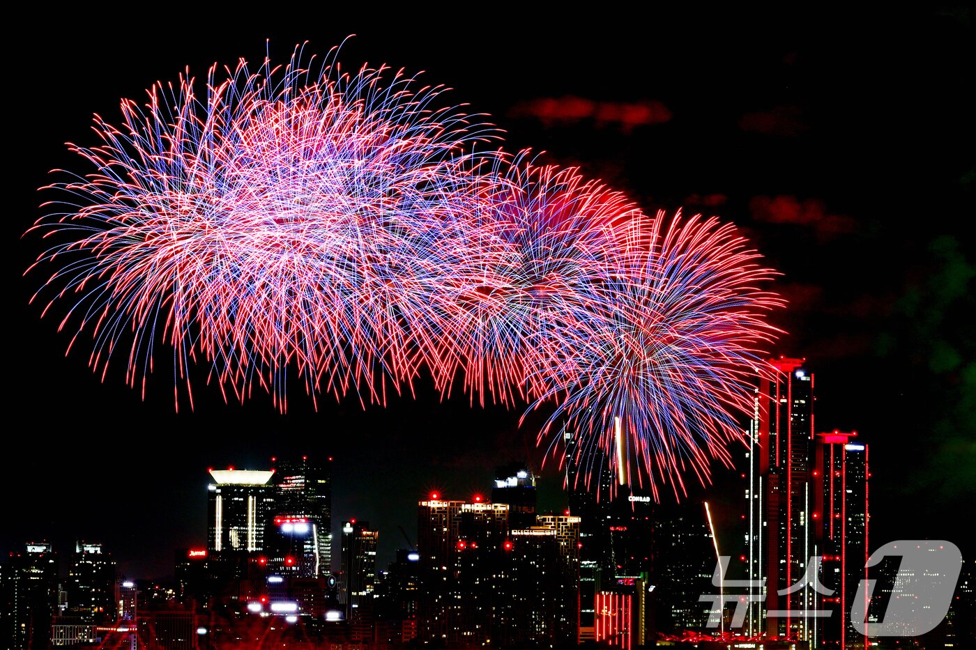 본문 이미지 - 27일 오후 서울 여의도 한강공원 일대에서 열린 '2025 서울세계불꽃축제'에서 화려한 불꽃이 밤하늘을 수놓고 있다. 2025.9.27 ⓒ 뉴스1 황기선 기자
