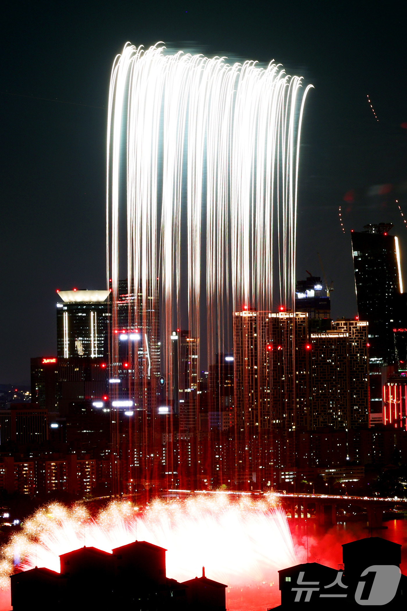 (서울=뉴스1) 황기선 기자 = 27일 오후 서울 여의도 한강공원 일대에서 열린 '2025 서울세계불꽃축제'에서 화려한 불꽃이 밤하늘을 수놓고 있다. 2025.9.27/뉴스1