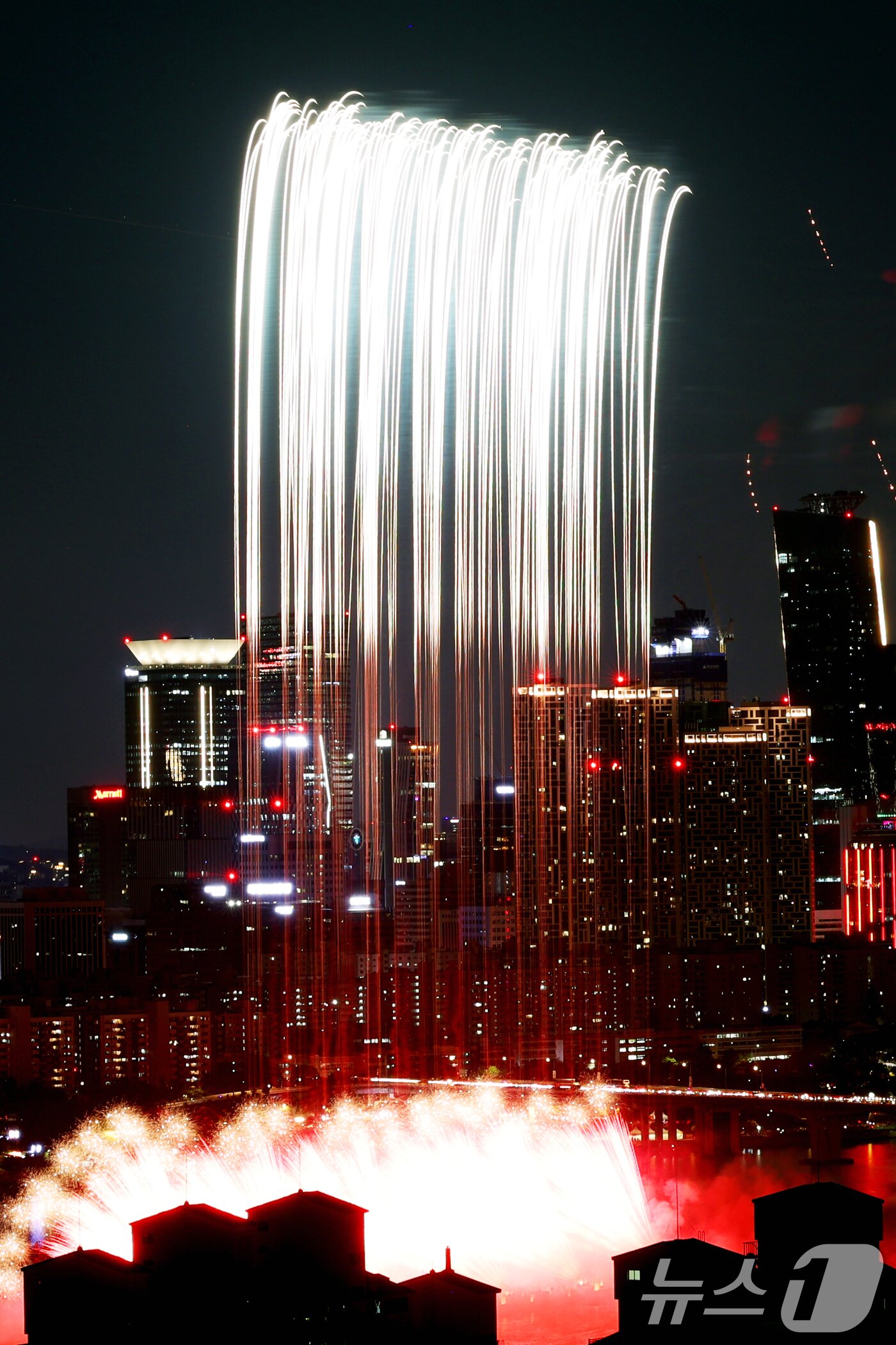 본문 이미지 - 27일 오후 서울 여의도 한강공원 일대에서 열린 '2025 서울세계불꽃축제'에서 화려한 불꽃이 밤하늘을 수놓고 있다. 2025.9.27/뉴스1 ⓒ News1 황기선 기자