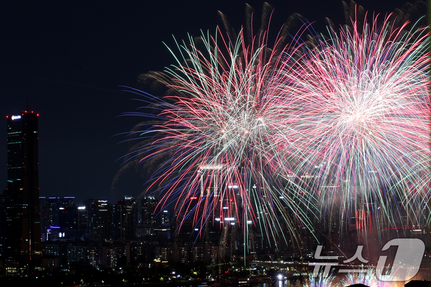 (서울=뉴스1) 황기선 기자 = 27일 오후 서울 여의도 한강공원 일대에서 열린 '2025 서울세계불꽃축제'에서 화려한 불꽃이 밤하늘을 수놓고 있다. 2025.9.27/뉴스1