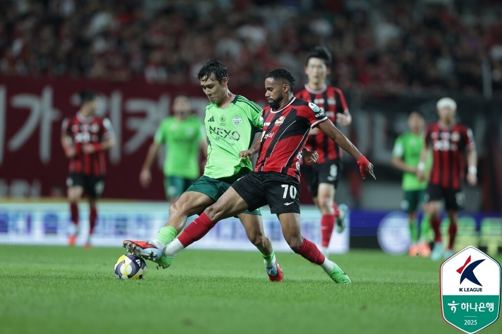 본문 이미지 - 전북과 서울의 경기 모습&#40;한국프로축구연맹 제공&#41; 