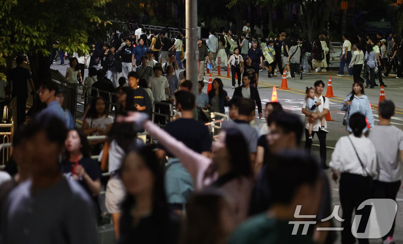 본문 이미지 - 27일 서울 여의도 한강공원 일대에서 열린 &#39;2025 서울세계불꽃축제&#39;에서 시민들이 발걸음을 옮기고 있다. 2025.9.27/뉴스1 ⓒ News1 김민지 기자