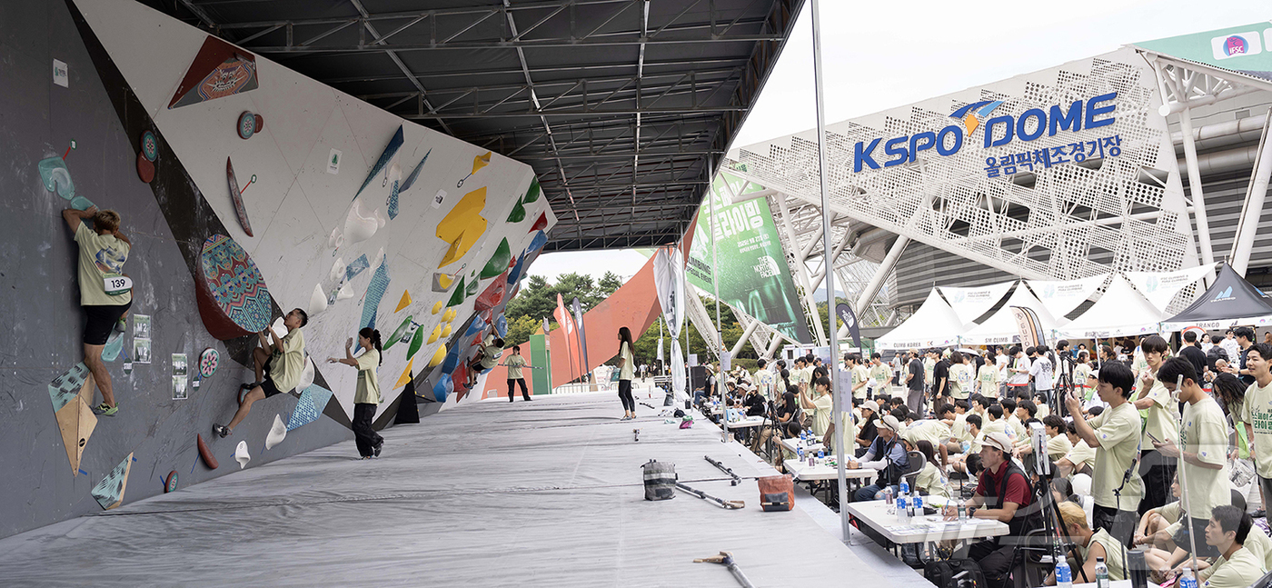 (서울=뉴스1) = 영원아웃도어의 글로벌 아웃도어 브랜드 노스페이스와 대한산악연맹이 공동 주최·주관한 ‘제29회 노스페이스컵 전국 스포츠클라이밍 대회’가 27일 서울 올림픽공원 한 …