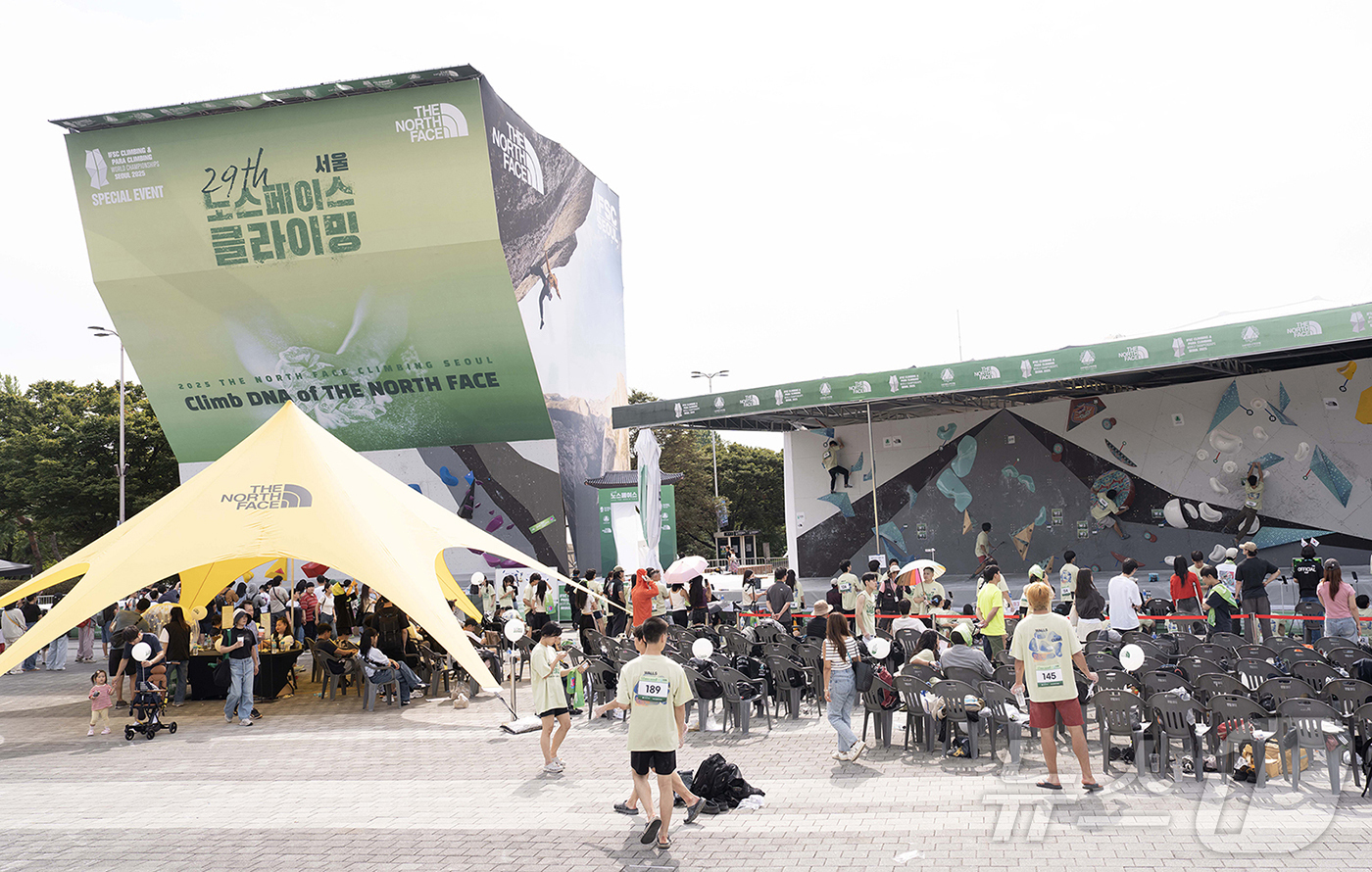 (서울=뉴스1) = 영원아웃도어의 글로벌 아웃도어 브랜드 노스페이스와 대한산악연맹이 공동 주최·주관한 ‘제29회 노스페이스컵 전국 스포츠클라이밍 대회’가 27일 서울 올림픽공원 한 …