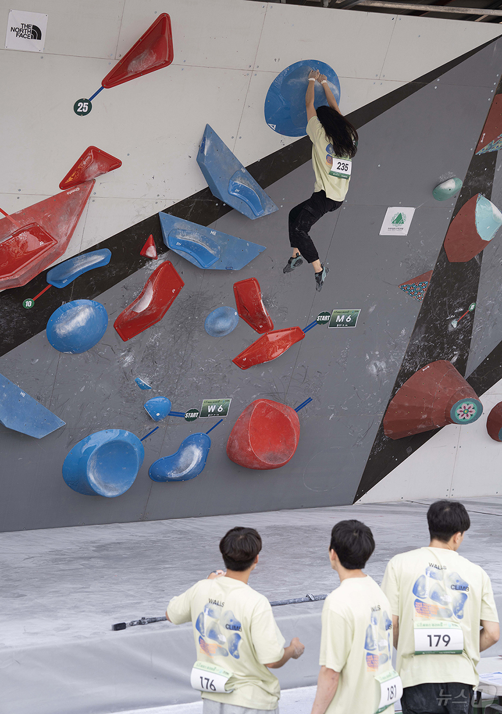 (서울=뉴스1) = 영원아웃도어의 글로벌 아웃도어 브랜드 노스페이스와 대한산악연맹이 공동 주최·주관한 ‘제29회 노스페이스컵 전국 스포츠클라이밍 대회’가 27일 서울 올림픽공원 한 …
