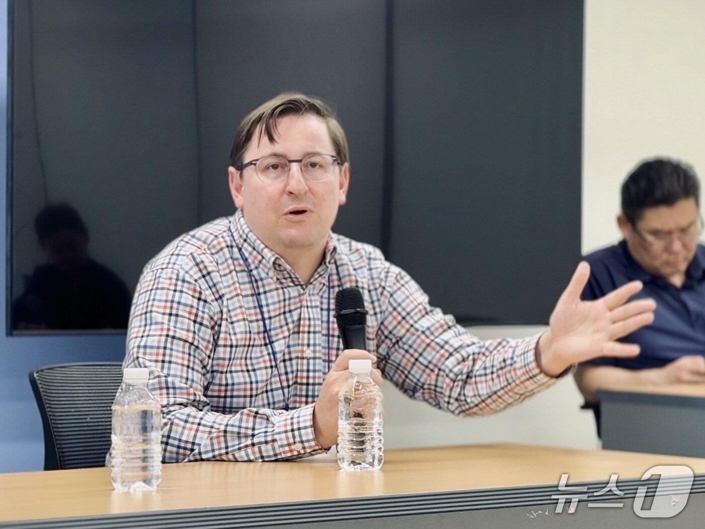 본문 이미지 - 데이비드 존 가네 지구시스템을 위한 기계통합학습&#40;MILES&#41; 그룹 리더가 기후변화와 이에 따른 적응·대응 불평등에 대해 설명하고 있다. ⓒ 뉴스1 황덕현 기자