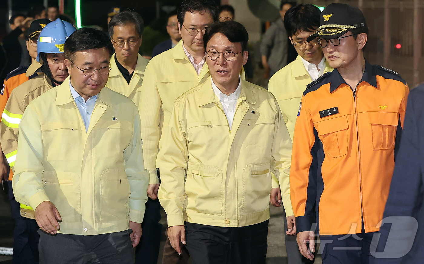 (대전=뉴스1) 김진환 기자 = 김민석 국무총리와 윤호중 행정안전부 장관이 27일 대전 유성구 국가정보자원관리원 화재 현장을 찾아 피해 상황 등을 살피고 있다. 2025.9.27/ …