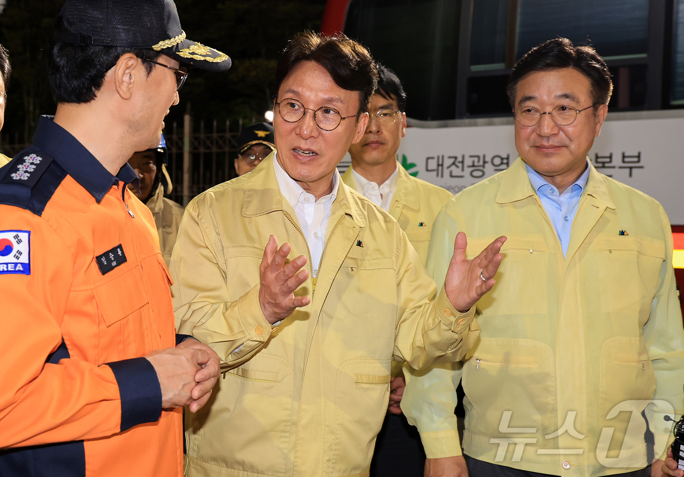 (대전=뉴스1) 김진환 기자 = 김민석 국무총리와 윤호중 행정안전부 장관이 27일 대전 유성구 국가정보자원관리원 화재 현장을 찾아 피해 상황 등을 살피고 있다. 2025.9.27/ …