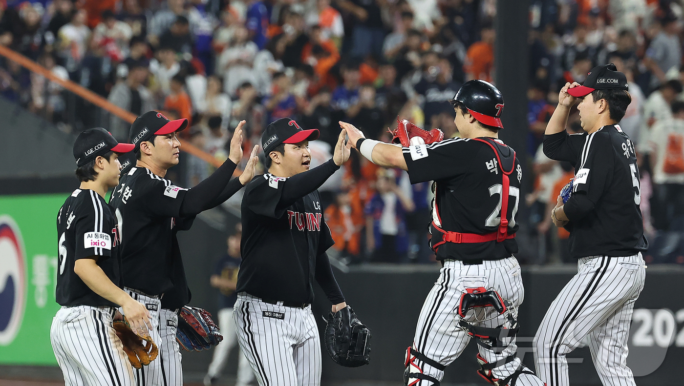 (대전=뉴스1) 김진환 기자 = 27일 오후 대전 한화생명 볼파크에서 열린 프로야구 '2025 신한 SOL뱅크 KBO 리그' LG 트윈스와 한화 이글스의 경기에서 9대2로 승리한 …