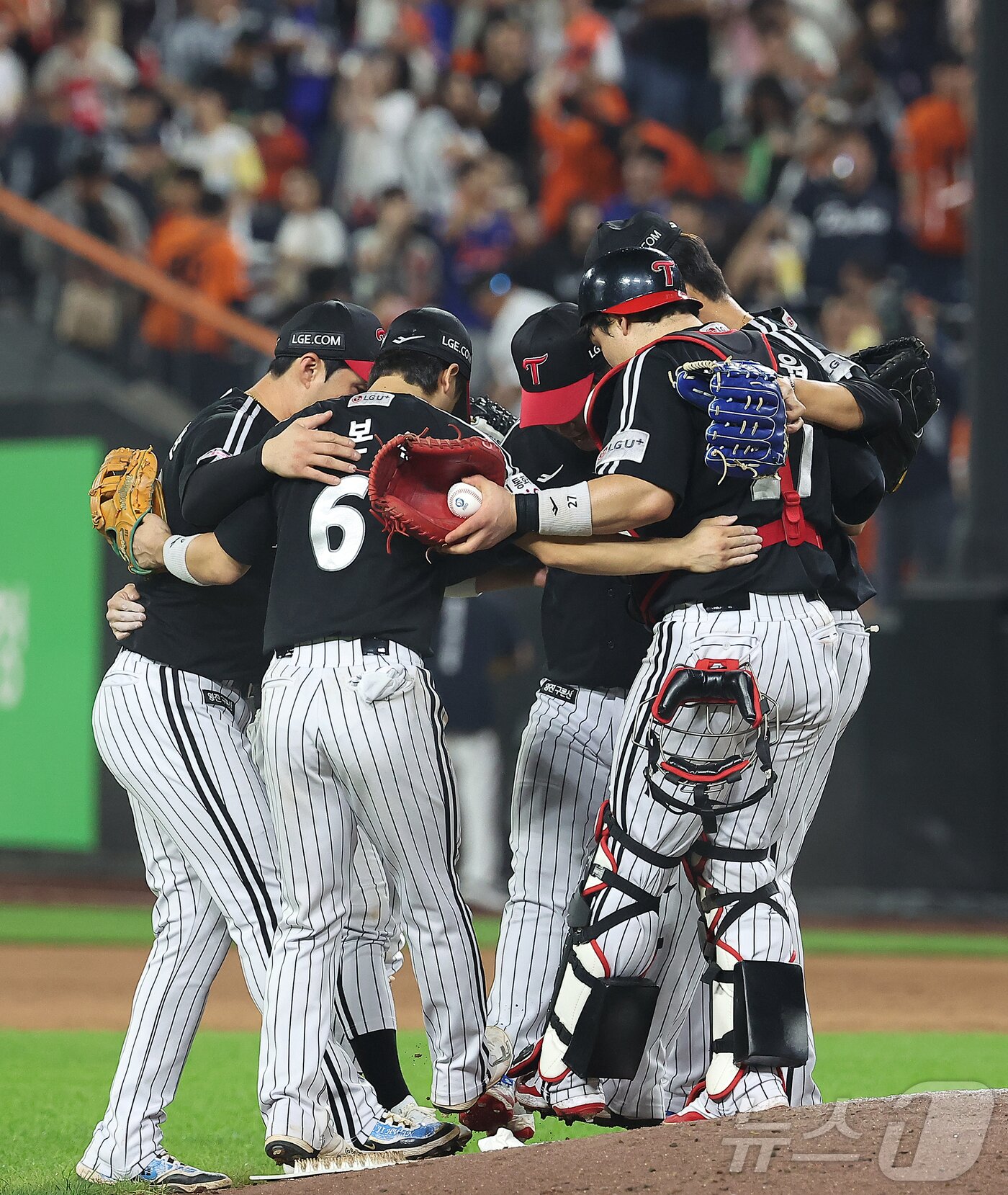 본문 이미지 - 27일 오후 대전 한화생명 볼파크에서 열린 프로야구 '2025 신한 SOL뱅크 KBO 리그' LG 트윈스와 한화 이글스의 경기에서 9대2로 승리한 LG 선수들이 기쁨을 나누고 있다. 이날 승리로 LG 트윈스는 정규시즌 우승을 위한 매직넘버를 1로 줄였다. 2025.9.27/뉴스1 ⓒ News1 김진환 기자
