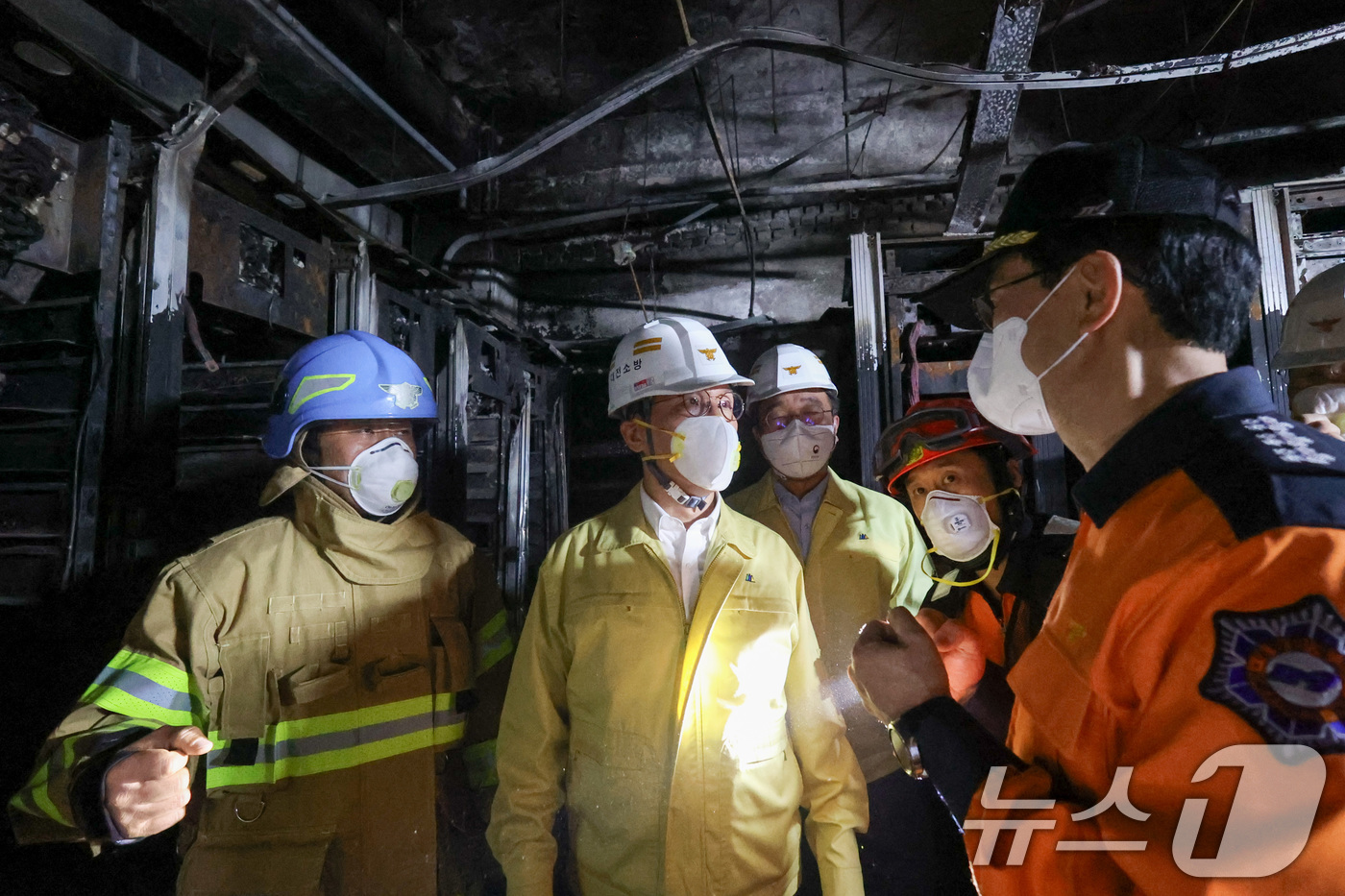 (서울=뉴스1) 임세영 기자 = 김민석 국무총리가 27일 대전 유성구 국가정보자원관리원 화재 현장을 찾아 피해 현황을 둘러보고 있다. (총리실 제공. 재판매 및 DB 금지)  20 …