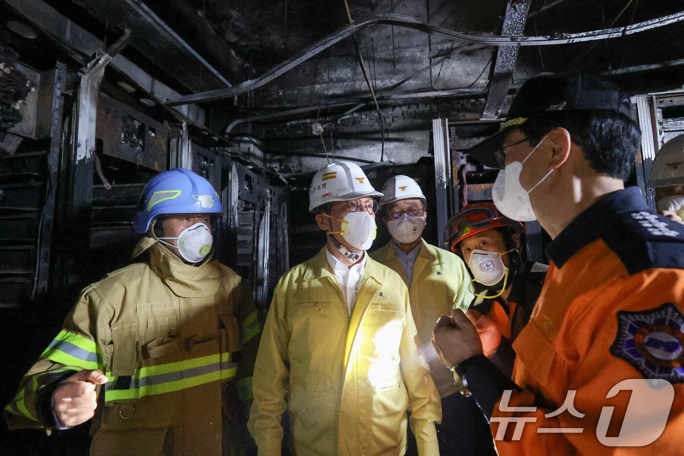 본문 이미지 - 김민석 국무총리가 27일 대전 유성구 국가정보자원관리원 화재 현장을 찾아 피해 현황을 둘러보고 있다. &#40;총리실 제공. 재판매 및 DB 금지&#41; 2025.9.28/뉴스1 ⓒ News1 임세영 기자