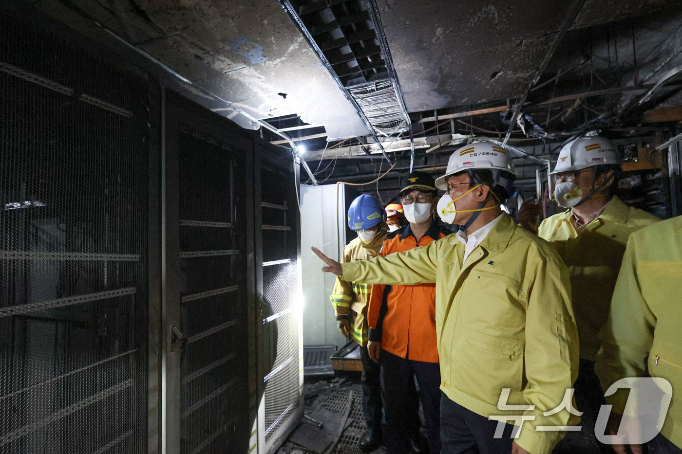 (서울=뉴스1) 임세영 기자 = 김민석 국무총리가 27일 대전 유성구 국가정보자원관리원 화재 현장을 찾아 피해 현황을 둘러보고 있다. (총리실 제공. 재판매 및 DB 금지)  20 …