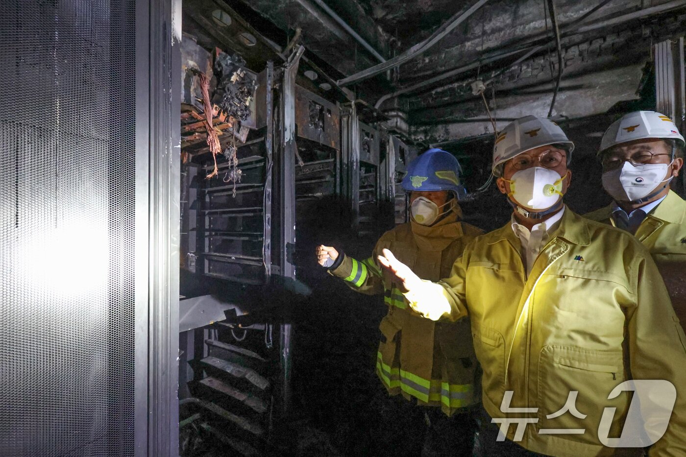 본문 이미지 - 김민석 국무총리가 27일 대전 유성구 국가정보자원관리원 화재 현장을 찾아 피해 현황을 둘러보고 있다. &#40;총리실 제공. 재판매 및 DB 금지&#41; 2025.9.28/뉴스1 ⓒ News1 임세영 기자