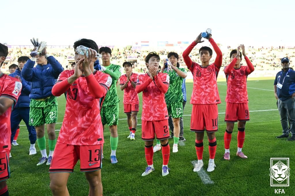 본문 이미지 - 한국 U20 축구대표팀이 경기 후 팬들에게 인사를 하고 있다. &#40;대한축구협회 제공&#41;