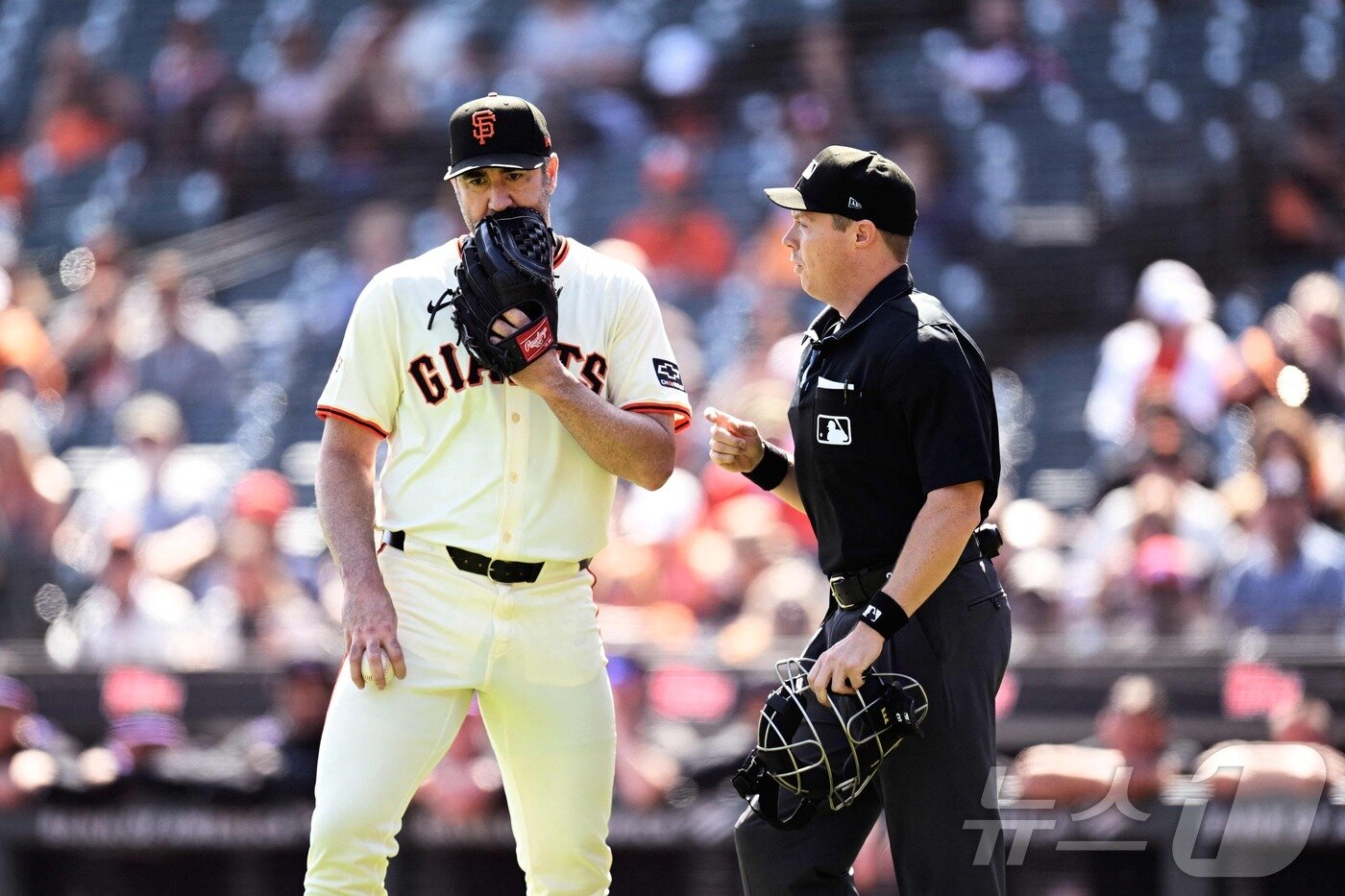 본문 이미지 - 샌프란시스코 자이언츠 투수 저스틴 벌랜더는 28일&#40;한국시간&#41; 열린 2025 메이저리그 콜로라도 로키스전에서 6이닝 2실점으로 역투해 시즌 4승이자 통산 266승을 기록했다. ⓒ AFP=뉴스1
