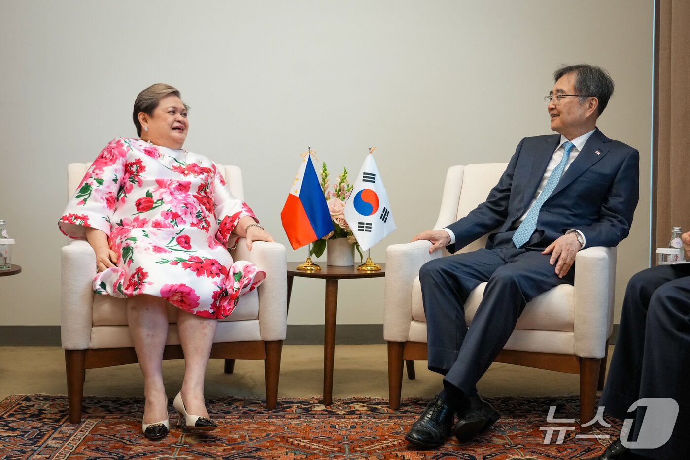 본문 이미지 - 조현 외교부 장관은 제80차 유엔총회 고위급 회기 주간 참석 계기 25일&#40;현지시간&#41; 마리아 테레사 라자로 필리핀 외교장관과 회담을 가졌다. 2025.09.27. &#40;외교부 제공&#41;