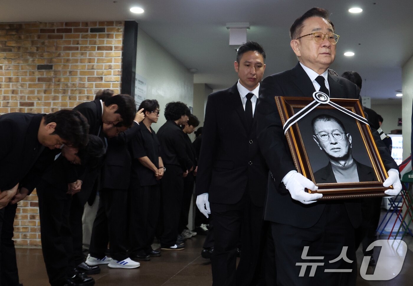 본문 이미지 - 28일 서울 영등포구 여의도 KBS 개그콘서트 녹화 세트장에서 열린 코미디언 고&#40;故&#41; 전유성의 노제에서 영정이 운구되고 있다. 2025.9.28/뉴스1 ⓒ News1 김명섭 기자