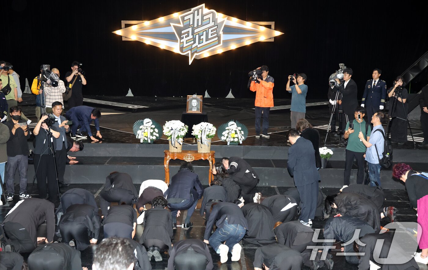 본문 이미지 - 28일 서울 영등포구 여의도 KBS 개그콘서트 녹화 세트장에서 열린 코미디언 고&#40;故&#41; 전유성의 노제에서 후배 코미디언들이 큰절을 하고 있다. 2025.9.28/뉴스1 ⓒ News1 김명섭 기자
