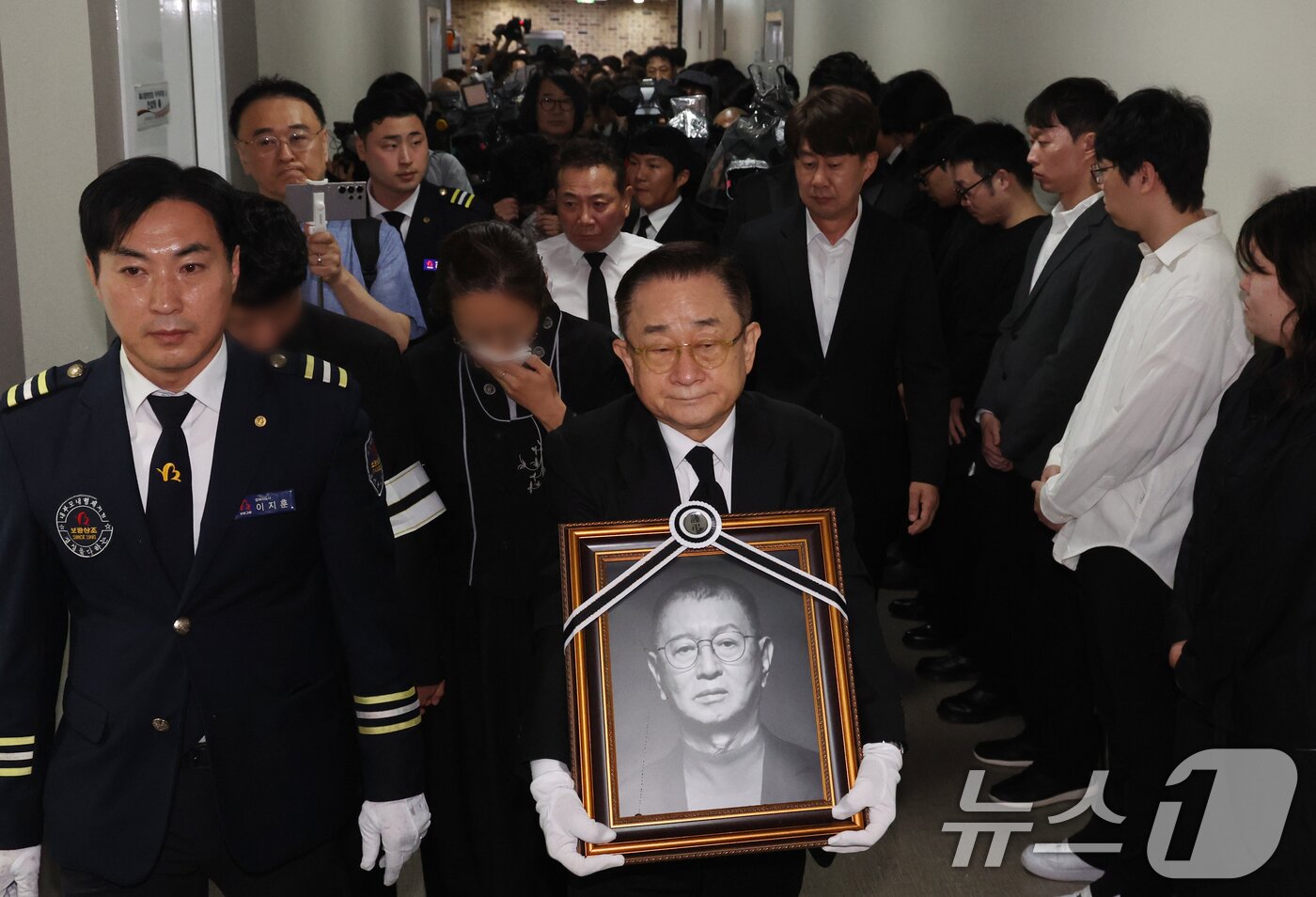 본문 이미지 - 28일 서울 영등포구 여의도 KBS 개그콘서트 녹화 세트장에서 열린 코미디언 고&#40;故&#41; 전유성의 노제에서 영정이 운구되고 있다. 2025.9.28/뉴스1 ⓒ News1 김명섭 기자