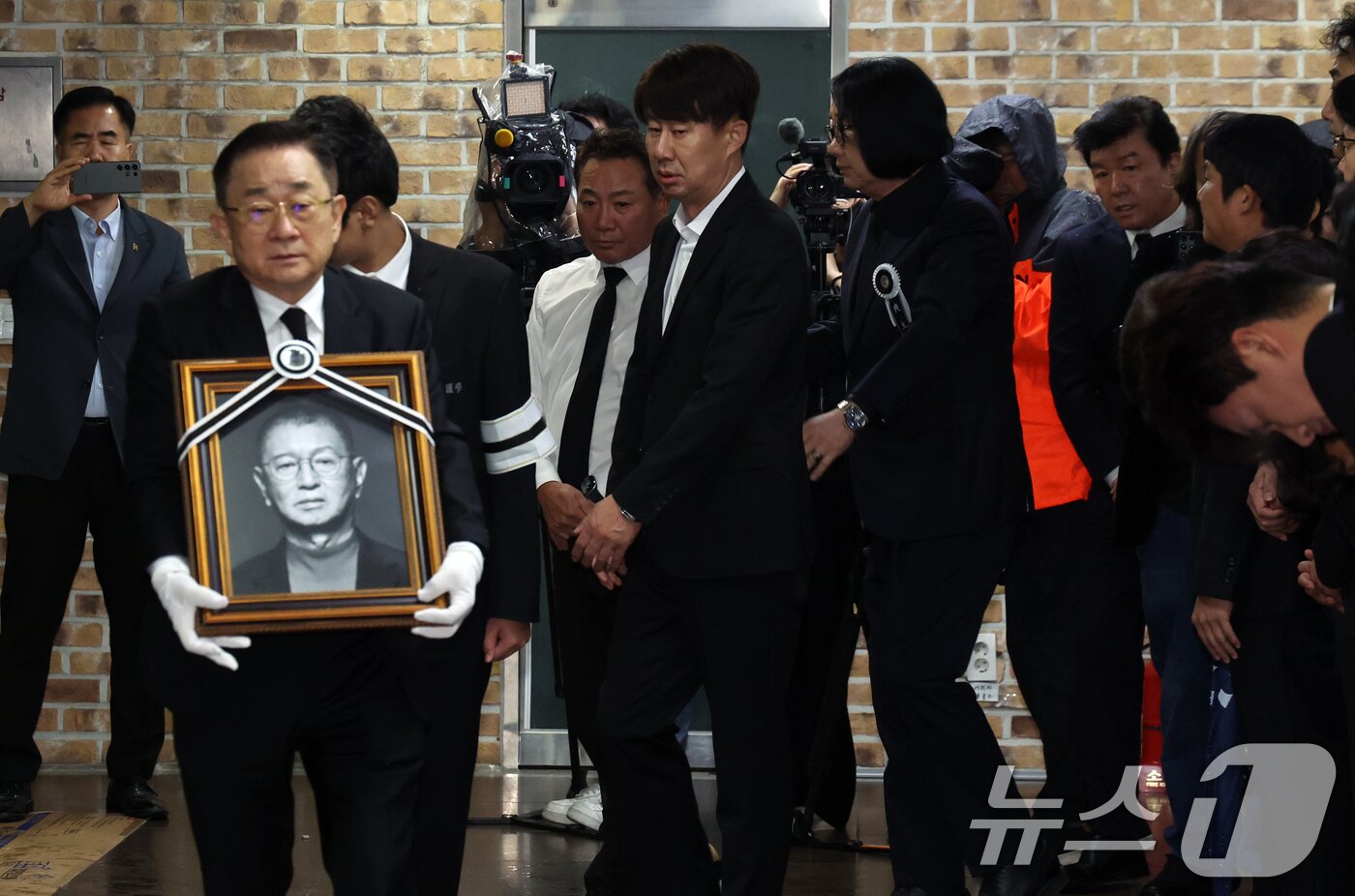본문 이미지 - 28일 서울 영등포구 여의도 KBS 개그콘서트 녹화 세트장에서 열린 코미디언 고&#40;故&#41; 전유성의 노제에서 영정이 운구되고 있다. 2025.9.28/뉴스1 ⓒ News1 김명섭 기자