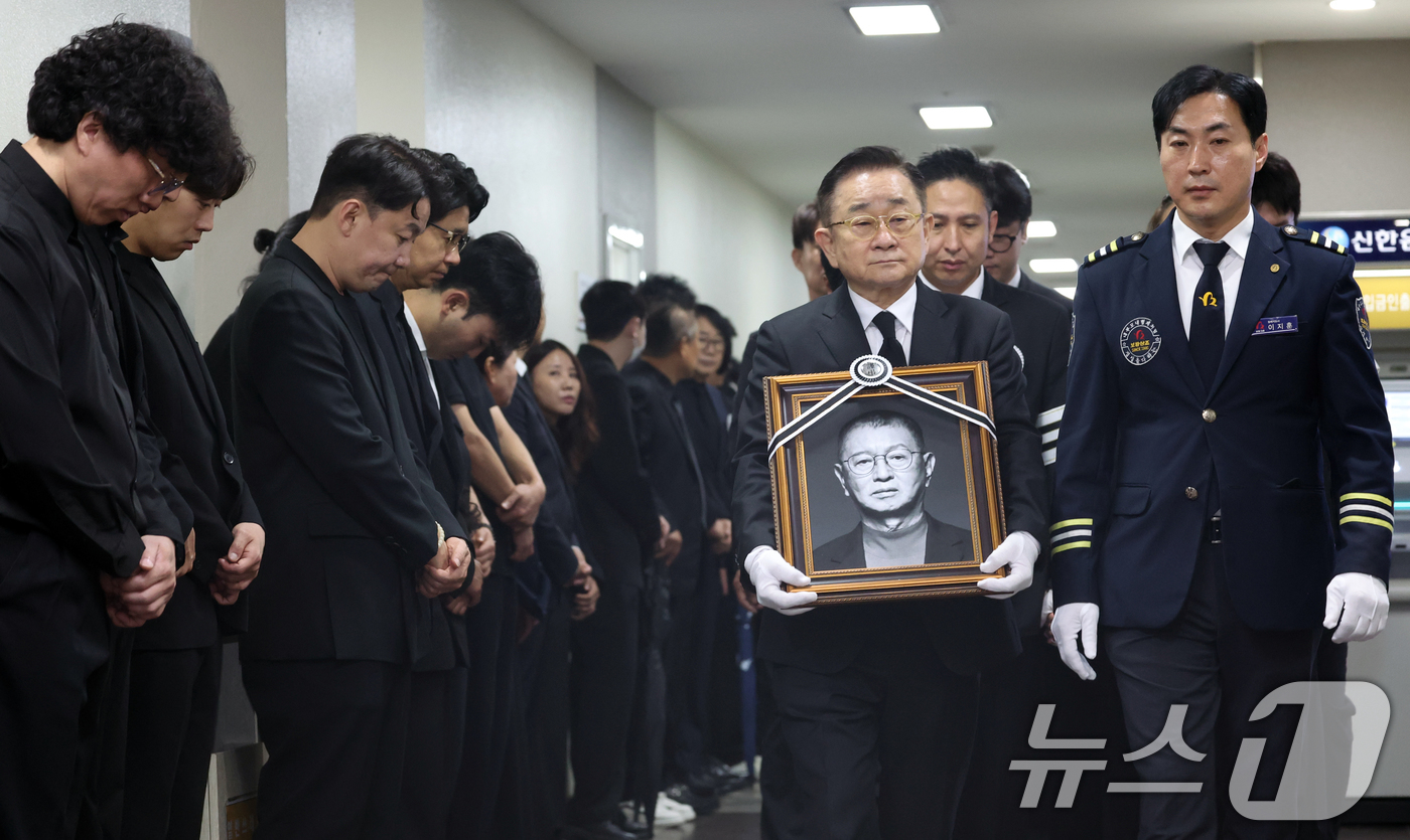 (서울=뉴스1) 김명섭 기자 = 28일 서울 영등포구 여의도 KBS 개그콘서트 녹화 세트장에서 열린 코미디언 고(故) 전유성의 노제에서 영정이 운구되고 있다. 2025.9.28/뉴 …