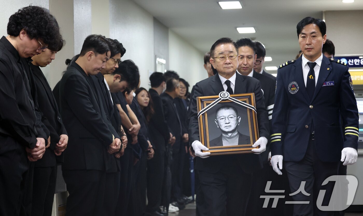 본문 이미지 - 28일 서울 영등포구 여의도 KBS 개그콘서트 녹화 세트장에서 열린 코미디언 고(故) 전유성의 노제에서 영정이 운구되고 있다. 2025.9.28/뉴스1 ⓒ News1 김명섭 기자
