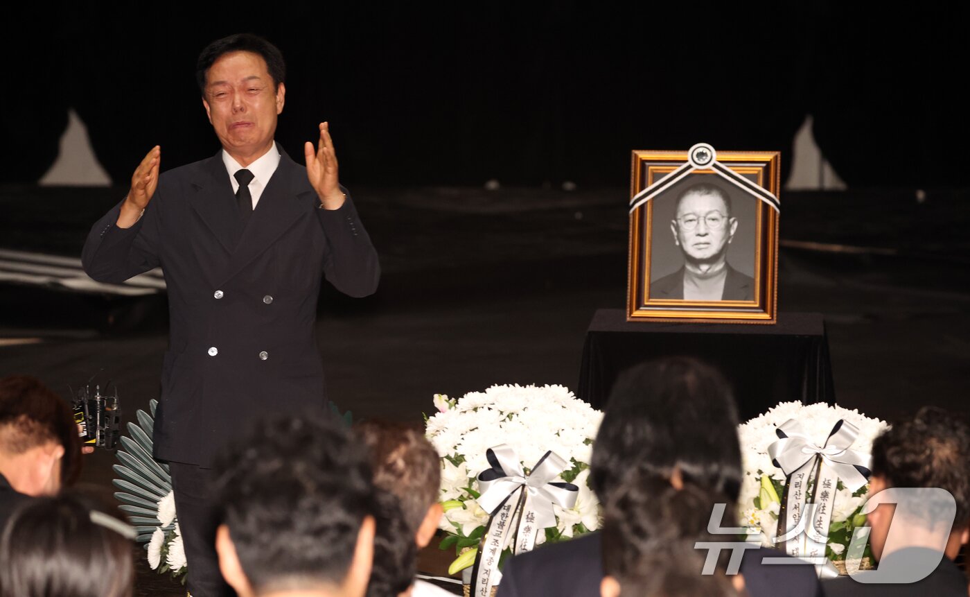 본문 이미지 - 28일 서울 영등포구 여의도 KBS 개그콘서트 녹화 세트장에서 열린 코미디언 고&#40;故&#41; 전유성의 노제에서 후배 김학래가 작별인사를 하고 있다. 2025.9.28/뉴스1 ⓒ News1 김명섭 기자