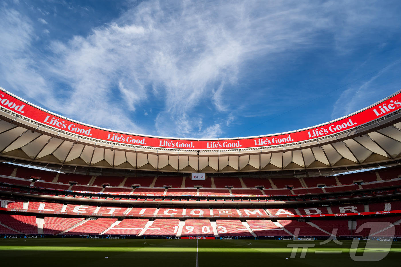 (서울=뉴스1) = LG전자가 스페인 프로 축구팀 아틀레티코 마드리드의 홈구장 리야드 메트로폴리타노에 초대형 리본보드를 공급하며, 경기장에 최적화된 제품과 혁신 관리 솔루션으로 글 …