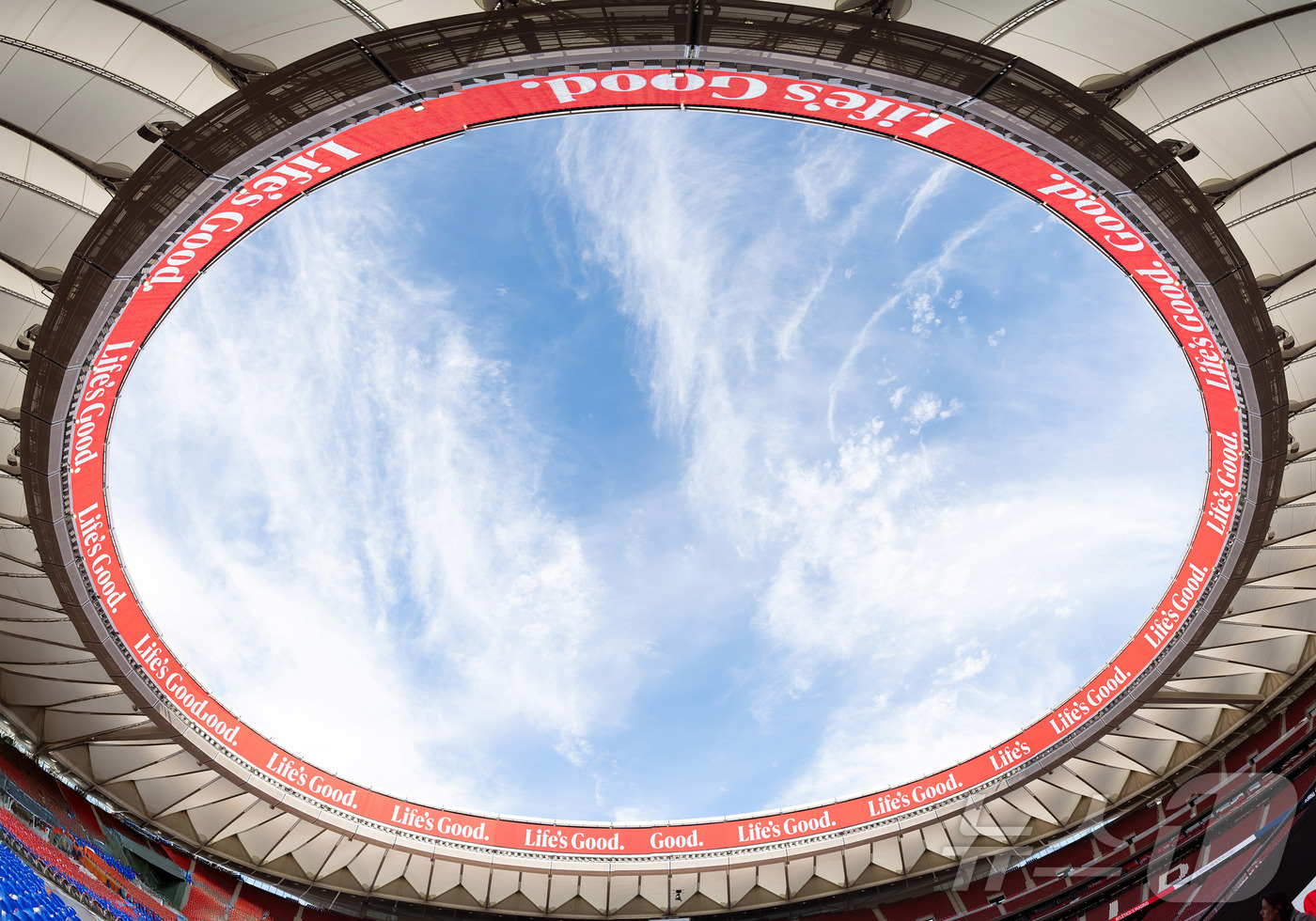 (서울=뉴스1) = LG전자가 스페인 프로 축구팀 아틀레티코 마드리드의 홈구장 리야드 메트로폴리타노에 초대형 리본보드를 공급하며, 경기장에 최적화된 제품과 혁신 관리 솔루션으로 글 …