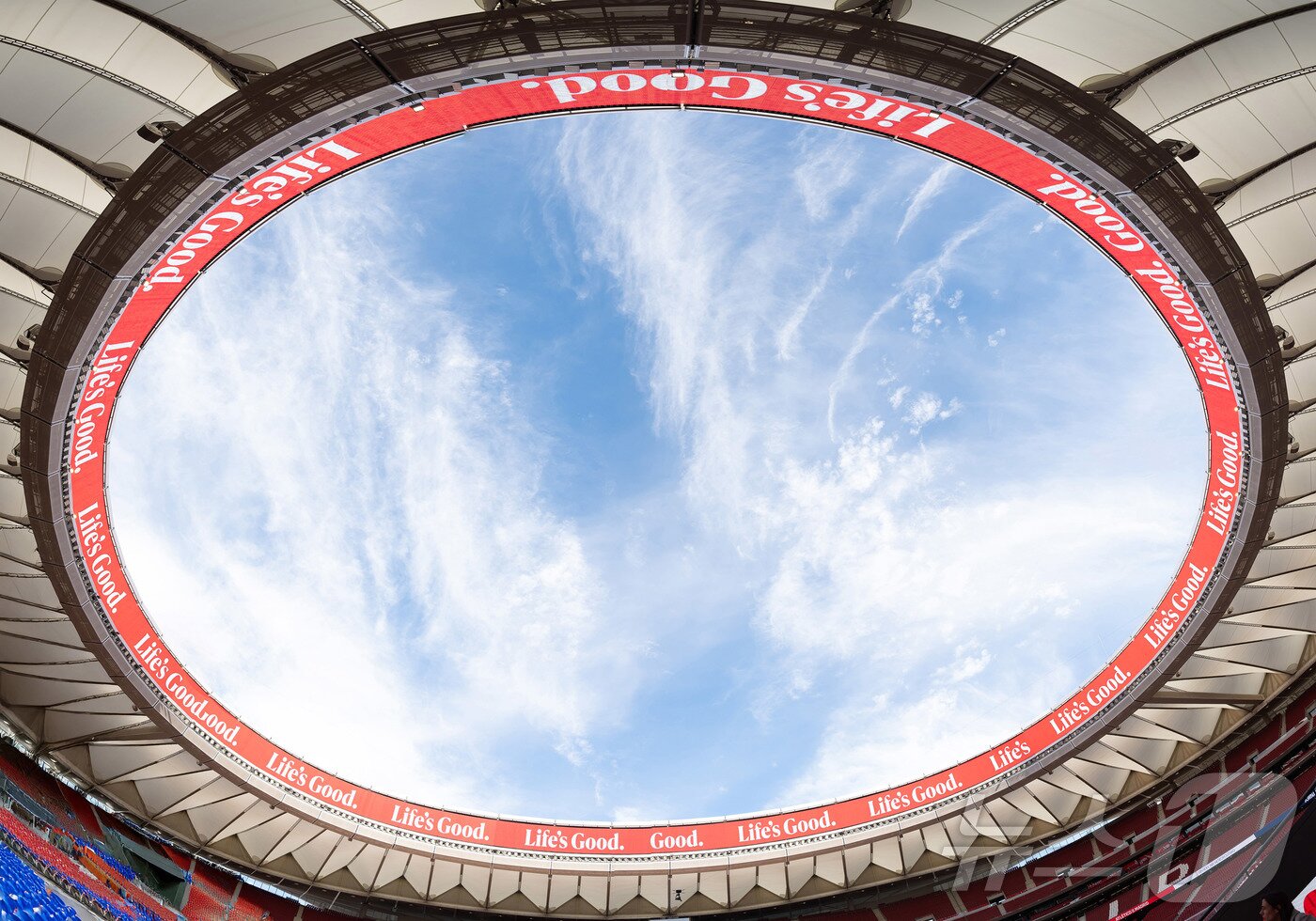본문 이미지 - LG전자가 스페인 프로 축구팀 아틀레티코 마드리드의 홈구장 리야드 메트로폴리타노에 초대형 리본보드를 공급하며, 경기장에 최적화된 제품과 혁신 관리 솔루션으로 글로벌 사이니지 시장 리더십 강화에 속도를 내고 있다고 28일 밝혔다. 사진은 리야드 메트로폴리타노 최상단에 설치한 2000m2 규모의 초대형 리본보드. (LG전자 제공. 재판매 및 DB 금지)