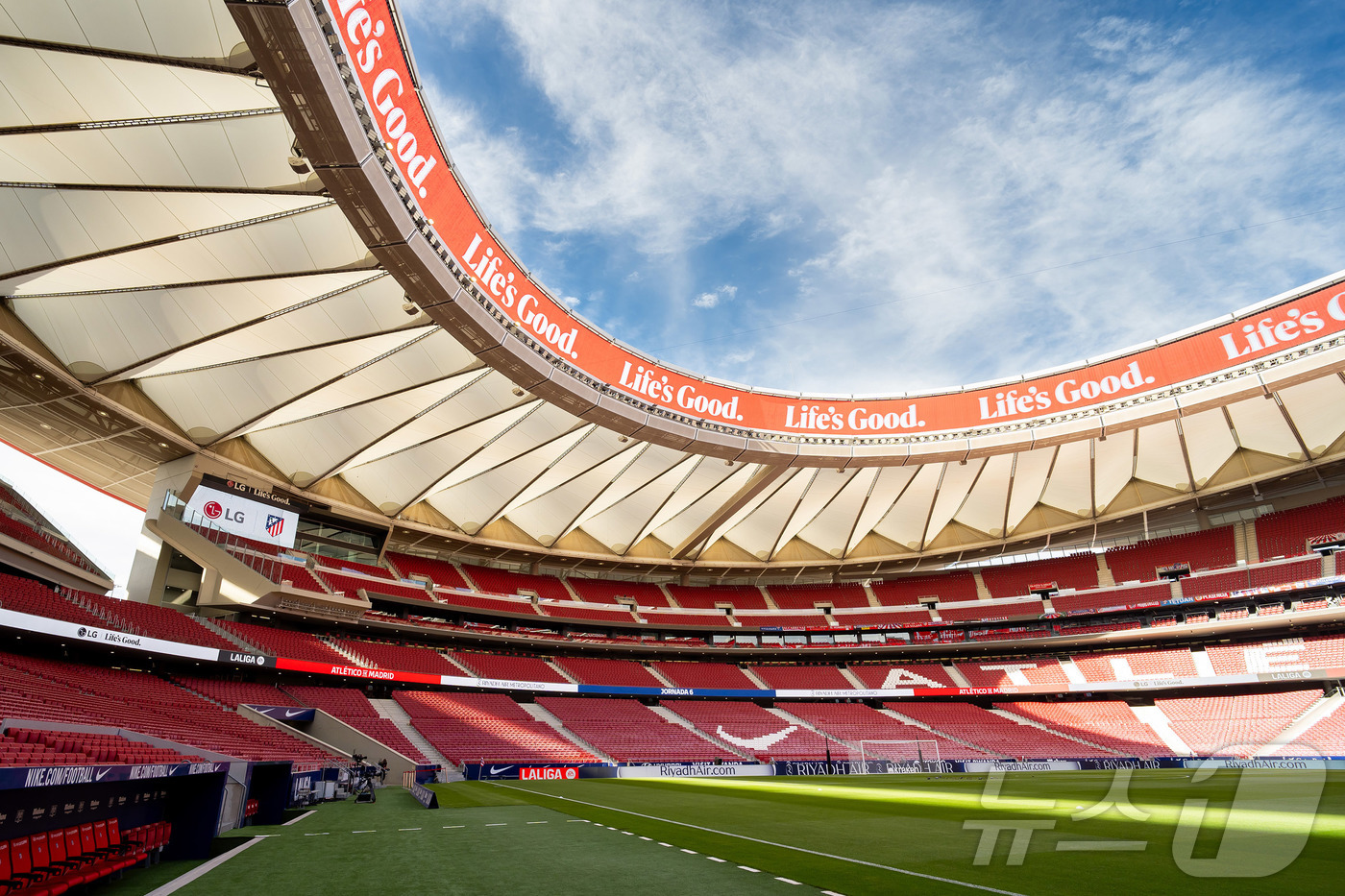 (서울=뉴스1) = LG전자가 스페인 프로 축구팀 아틀레티코 마드리드의 홈구장 리야드 메트로폴리타노에 초대형 리본보드를 공급하며, 경기장에 최적화된 제품과 혁신 관리 솔루션으로 글 …