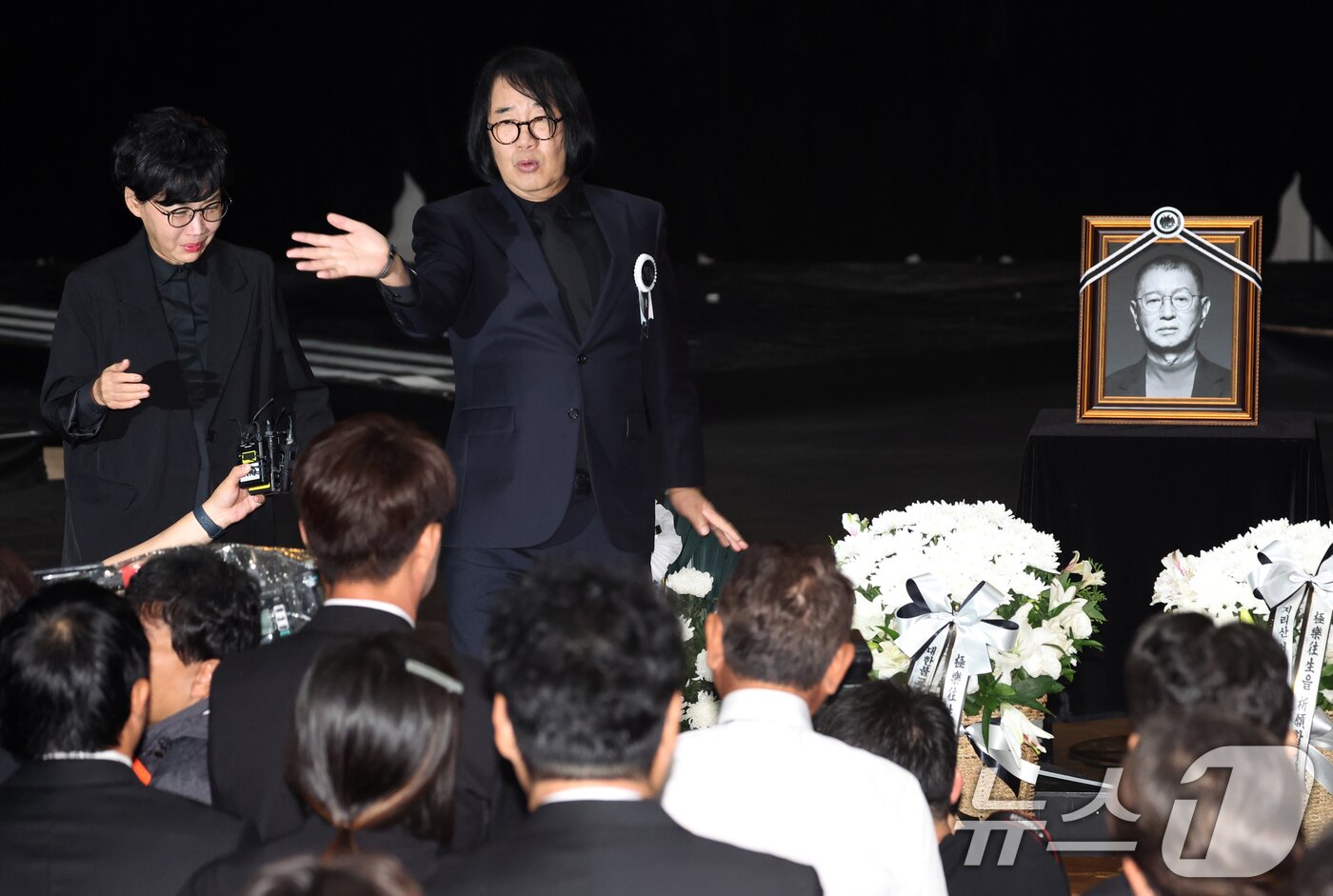 본문 이미지 - 28일 서울 영등포구 여의도 KBS 개그콘서트 녹화 세트장에서 열린 코미디언 고&#40;故&#41; 전유성의 노제에서 후배 최양락, 팽현숙 부부가 작별인사를 하고 있다. 2025.9.28/뉴스1 ⓒ News1 김명섭 기자
