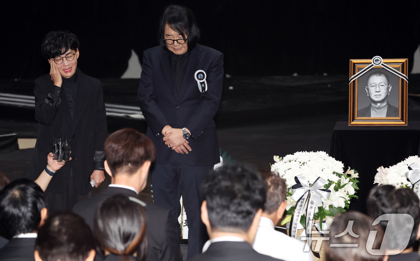 (서울=뉴스1) 김명섭 기자 = 28일 서울 영등포구 여의도 KBS 개그콘서트 녹화 세트장에서 열린 코미디언 고(故) 전유성의 노제에서 후배 최양락, 팽현숙 부부가 작별인사를 하고 …